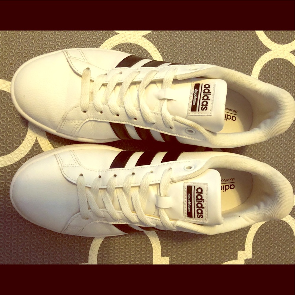 Adidas Neo Cloud.